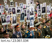 Жители Томска участвуют в акции "Бессмертный полк" (2016 год). Редакционное фото, фотограф Павел Сапожников / Фотобанк Лори