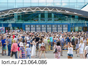 Москва, Россия  - 10 августа 2015: Огромные очереди людей у центрального входа в открывшийся Центр океанографии и морской биологии «Москвариум» Редакционное фото, фотограф Иванов Алексей / Фотобанк Лори