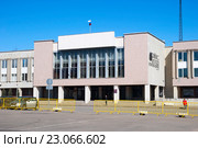 Здание Администрации Лужского муниципального района. Город Луга (2016 год). Редакционное фото, фотограф Александр Щепин / Фотобанк Лори