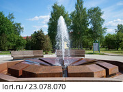 Фонтан Муравьева крупным планом солнечным летним днем. Курорт Старая Русса (2016 год). Редакционное фото, фотограф Виктор Карасев / Фотобанк Лори