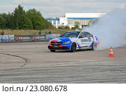Международный авиационно-космический салон МАКС-2015. Дрифт-шоу в рамках рекламной компании производителя автомобильных шин Yokohama. Редакционное фото, фотограф Игорь Долгов / Фотобанк Лори