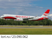 Туполев Ту-204-100 авиакомпании "Red wings" (2016 год). Редакционное фото, фотограф Александр Тарасенков / Фотобанк Лори