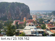 Буддистский храм Thanh That Trung Son в Мраморных горах в утренней дымке. Дананг, Вьетнам (2016 год). Редакционное фото, фотограф Виктор Карасев / Фотобанк Лори