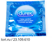 Латексный презерватив Durex на белом фоне крупным планом (2016 год). Редакционное фото, фотограф Сергей Дубров / Фотобанк Лори