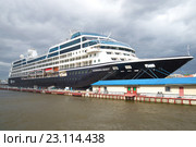 Круизный пятизвездочный лайнер "Azamara Quest" у Английской пристани пасмурным днем. Санкт-Петербург (2016 год). Редакционное фото, фотограф Виктор Карасев / Фотобанк Лори