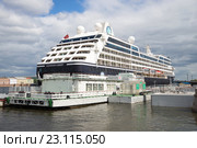 Круизный пятизвездочный лайнер "Azamara Quest" у причала пассажирского терминала "Английская пристань" облачным днем. Санкт-Петербург (2016 год). Редакционное фото, фотограф Виктор Карасев / Фотобанк Лори