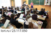 Школьный класс во время урока математики, ученики тянут руки для ответа (2016 год). Редакционное видео, видеограф Кекяляйнен Андрей / Фотобанк Лори
