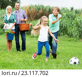 happy family playing the ball. Стоковое фото, фотограф Яков Филимонов / Фотобанк Лори