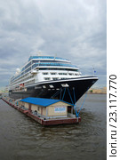 Круизный  лайнер "Azamara Quest" у Английской пристани под облачным небом. Санкт-Петербург (2016 год). Редакционное фото, фотограф Виктор Карасев / Фотобанк Лори
