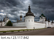 Вид церкви и древний кремль в городе Ростов Великий. Город входит в туристический маршрут "Золотое кольцо России", Россия (2016 год). Редакционное фото, фотограф Николай Винокуров / Фотобанк Лори