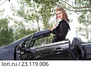 Молодая девушка в вечернем платье на фоне кабриолета. Стоковое фото, фотограф Момотюк Сергей / Фотобанк Лори