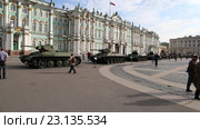 Военная техника времен Великой Отечественной войны, выставленная на Дворцовой площади в Санкт-Петербурге (2016 год). Редакционное видео, видеограф Сергей Дубров / Фотобанк Лори