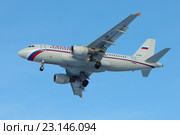 Cамолет Airbus A319-114 (VP-BIU) авиакомпании Россия крупным планом в голубом безоблачном небе (2016 год). Редакционное фото, фотограф Виктор Карасев / Фотобанк Лори
