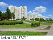 Парк в пойме реки Городни. Панельный двадцатидвухэтажный жилой дом серии КОПЭ (Улица Борисовские Пруды, 10, кор. 6). Москва (2016 год). Стоковое фото, фотограф lana1501 / Фотобанк Лори