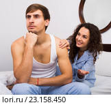 Smiling girl trying to comfort upset husband. Стоковое фото, фотограф Яков Филимонов / Фотобанк Лори