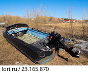 Лодка на берегу. Село Усть-Уса, Усинский район, Коми (2016 год). Редакционное фото, фотограф Сергей Гаврилов / Фотобанк Лори