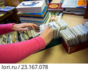 Поиск карточки читателя в картотеке (2016 год). Редакционное фото, фотограф Вячеслав Палес / Фотобанк Лори