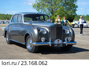 Автомобиль Rolls-Royce Phantom V выступает на парадае ретроавтомобилей. Керимяки, Финляндия (2015 год). Редакционное фото, фотограф Виктор Карасев / Фотобанк Лори