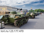 Подлинные советские танки времен Великой Отечественной войны на военно-патриотической акции «Мы насмерть стояли у стен Ленинграда», посвященной Дню памяти и скорби на Дворцовой площади. Санкт-Петербург (2016 год). Редакционное фото, фотограф Галина Ермолаева / Фотобанк Лори
