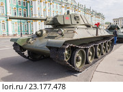 Танк Т-34-76 с усиленным бронированием башни времен Великой Отечественной войны на военно-патриотической акции «Мы насмерть стояли у стен Ленинграда», посвященной Дню памяти и скорби на Дворцовой площади. Санкт-Петербург (2016 год). Редакционное фото, фотограф Галина Ермолаева / Фотобанк Лори
