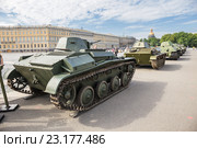 Колонна танков времен Великой Отечественной войны во время военно-патриотической акции «Мы насмерть стояли у стен Ленинграда», посвященной Дню памяти и скорби на Дворцовой площади, Санкт-Петербург (2016 год). Редакционное фото, фотограф Галина Ермолаева / Фотобанк Лори