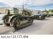 Трактор Т-60 "Сталинец" (военный тягач) и танки на военно-патриотической акции «Мы насмерть стояли у стен Ленинграда», посвященной Дню памяти и скорби на Дворцовой площади, Санкт-Петербург (2016 год). Редакционное фото, фотограф Галина Ермолаева / Фотобанк Лори