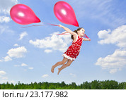 Девочка, летящая вверх на шарах на фоне голубого неба. Стоковое фото, фотограф Элина Гаревская / Фотобанк Лори