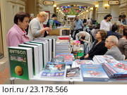 Москва, люди на книжном развале в ГУМе, фестиваль книги "Красная Площадь",  2016 год. Редакционное фото, фотограф Дмитрий Неумоин / Фотобанк Лори