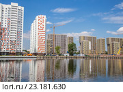 Строительство многоэтажных домов на Москве-реке. River Park (2016 год). Редакционное фото, фотограф Светлана Голинкевич / Фотобанк Лори