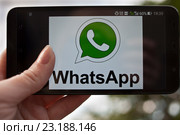 Экран приложения WhatsApp (2016 год). Редакционное фото, фотограф Victoria Demidova / Фотобанк Лори