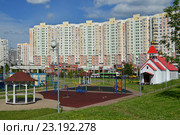 Парк им. Артёма Боровика. Храм-часовня святого праведного отрока Артемия Веркольского.  Район Марьино. Москва (2016 год). Редакционное фото, фотограф lana1501 / Фотобанк Лори