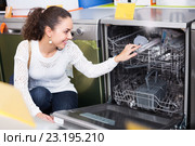 Girl selecting modern dishwasher. Стоковое фото, фотограф Яков Филимонов / Фотобанк Лори