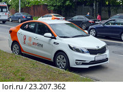 Каршеринг. Автомобиль Kia Rio сервиса поминутной аренды автомобиля Anytimecar в Москве (2016 год). Редакционное фото, фотограф Александр Замараев / Фотобанк Лори