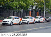 Каршеринг. Автомобили Kia Rio сервиса поминутной аренды автомобиля Anytimecar в Москве (2016 год). Редакционное фото, фотограф Александр Замараев / Фотобанк Лори