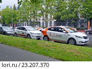 Каршеринг. Автомобили Kia Rio сервиса поминутной аренды автомобиля Anytimecar в Москве (2016 год). Редакционное фото, фотограф Александр Замараев / Фотобанк Лори