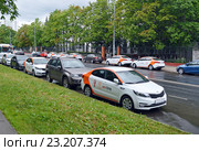 Каршеринг. Автомобили Kia Rio сервиса поминутной аренды автомобиля Anytimecar в Москве (2016 год). Редакционное фото, фотограф Александр Замараев / Фотобанк Лори