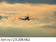 Самолет Boeing 737-500 (EW-294PA) авиакомпании Belavia улетает в вечернее облачное небо (2016 год). Редакционное фото, фотограф Виктор Карасев / Фотобанк Лори