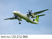 Самолет Bombardier Dash 8-Q402 (YL-BAI) авиакомпании  Air Baltic в облачном небе (2016 год). Редакционное фото, фотограф Виктор Карасев / Фотобанк Лори