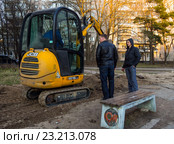 Прохожие разговаривают с водителем мини-экскаватора (2016 год). Редакционное фото, фотограф Вячеслав Палес / Фотобанк Лори