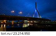 Мост Леонард-Заким-Банкер-Хилл-бридж (Leonard P. Zakim Bunker Hill Memorial Bridge) через реку Чарльз, Бостон, США (2016 год). Редакционное видео, видеограф FMRU / Фотобанк Лори