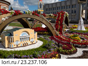Цветочная композиция, посвященная городу Ярославлю (Золотое кольцо), в сквере на Андропова в центре города Ярославля, сделана к 80-летнему юбилею Ярославской области, Россия (2016 год). Редакционное фото, фотограф Николай Винокуров / Фотобанк Лори