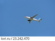 Airbus A320-200 (Эйрбас А320) (бортовой номер 4K-AZ84) авиакомпании "AZAL — Азербайджанские авиалинии" на фоне чистого синего неба (2016 год). Редакционное фото, фотограф Александр Замараев / Фотобанк Лори