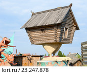 Избушка на курьих ножках. Поселок Ульяновка (2014 год). Редакционное фото, фотограф Александр Щепин / Фотобанк Лори