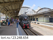 Люди фотографируются на фоне ретропаровоза. Витебский вокзал. Санкт-Петербург (2016 год). Редакционное фото, фотограф Румянцева Наталия / Фотобанк Лори