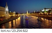 Москва-река летним вечером в районе Софийской и Кремлевской набережных. Стоковое видео, видеограф Виктор Тараканов / Фотобанк Лори