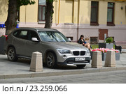 Машина, припаркованная на тротуаре в Садовническом проезде. Район Замоскворечье. Москва (2016 год). Редакционное фото, фотограф lana1501 / Фотобанк Лори