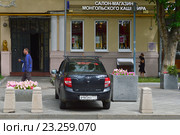 Машина, припаркованная на тротуаре на улице Садовнический проезд. Район Замоскворечье. Москва (2016 год). Редакционное фото, фотограф lana1501 / Фотобанк Лори