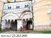 Мощные древние входные ворота в Борисоглебский монастырь (XIV век), поселок Борисоглебский, Ярославской области (2016 год). Редакционное фото, фотограф Светлана Шимкович / Фотобанк Лори