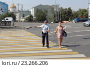 Москва, Боровицкая площадь. Инспектор разъясняет женщине водителю о её правонарушении (2016 год). Редакционное фото, фотограф Дмитрий Неумоин / Фотобанк Лори