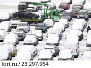 Москва, платная штраф стоянка в районе Рижской эстакады зимой (2016 год). Редакционное фото, фотограф Дмитрий Неумоин / Фотобанк Лори
